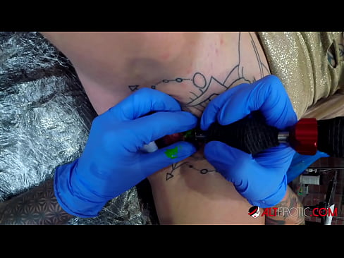 ❤️ Ekstrèmman tatoue hottie Sully Savage te fè yon tatoo sou klitoris li ️❌ Videyo fout nan nou % ht.teenactivewear.ru% ️❤